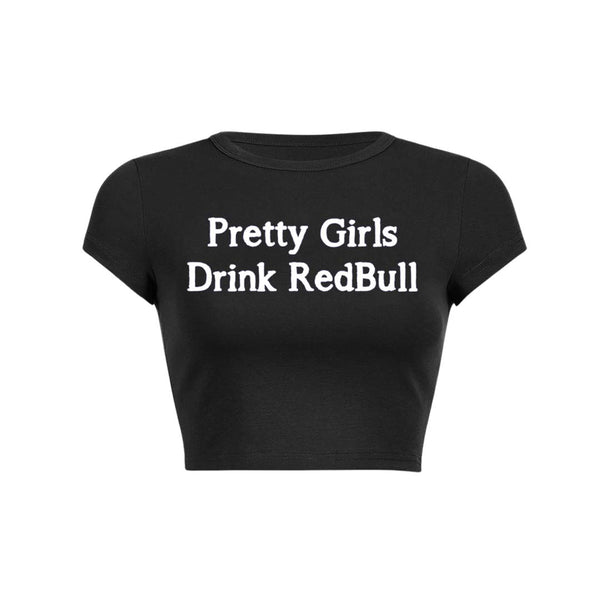 Les jolies filles boivent du Redbull Y2K Baby Tee Crop Top 