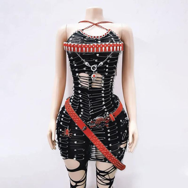 Mini-robe dos nu ajourée avec chaîne en métal 