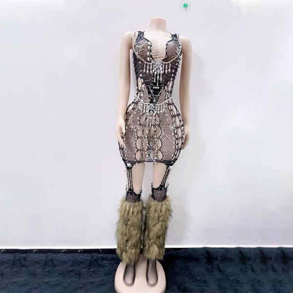 Mini-robe à bretelles en chaîne métallique et résille avec tête de mort 