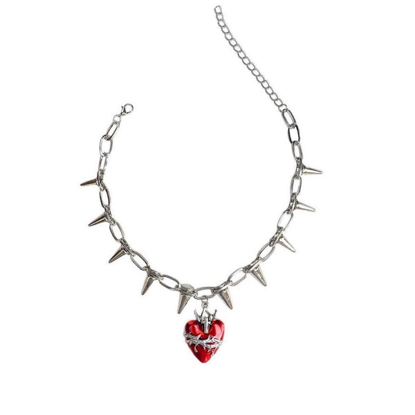 Collier avec pendentif en forme de cœur et chaîne en métal riveté
