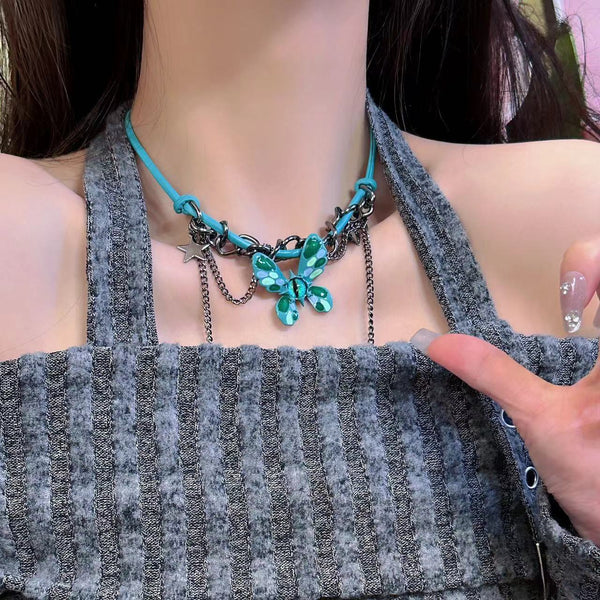 Collier ras du cou en métal avec décor papillon vert