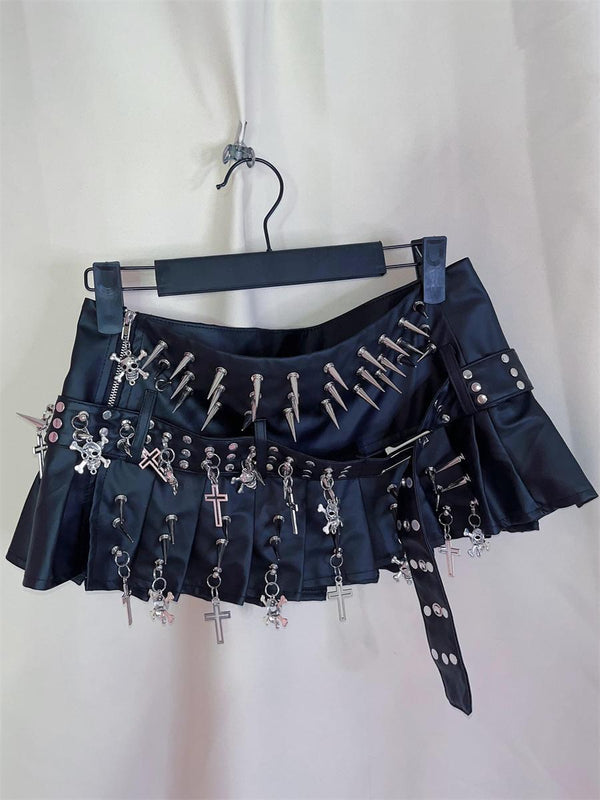 Mini-jupe plissée en cuir PU avec ceinture à rivets et pendentif croisé 