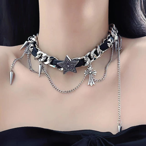 Collier ras du cou superposé en chaîne métallique avec décor d'étoiles