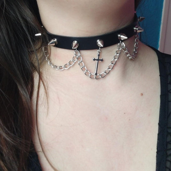 Collier ras du cou en métal avec pendentif en croix à rivets superposés