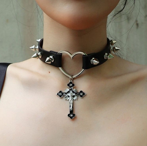 Collier ras du cou avec pendentif en croix et anneau en forme de cœur et rivet