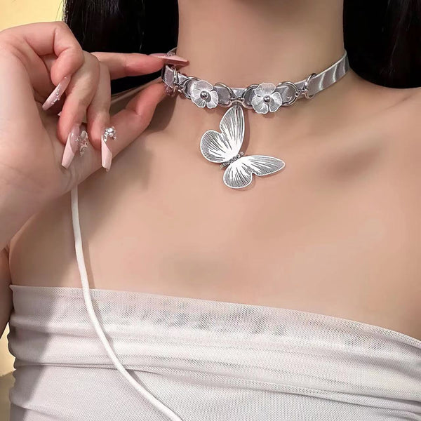 Collier ras du cou en métal avec décor de papillon blanc