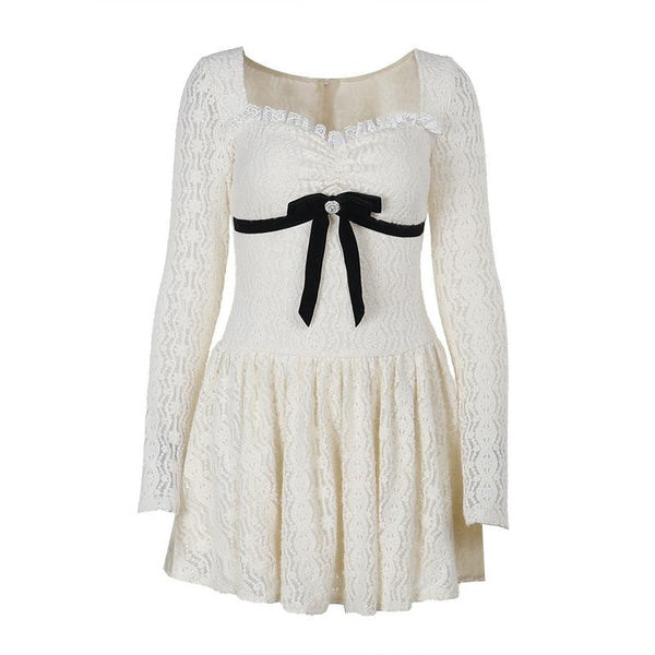 Mini-robe en dentelle à manches longues et col en cœur avec nœud papillon 