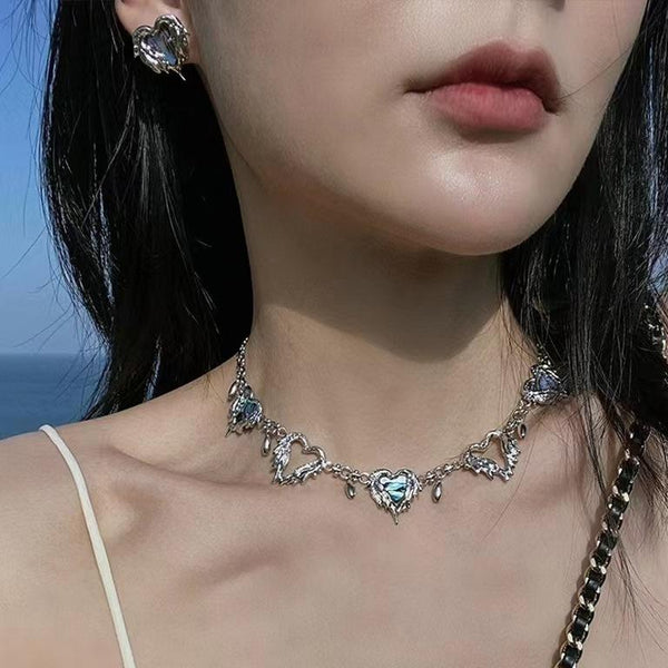 Collier ras du cou en strass bleu avec décor cœur