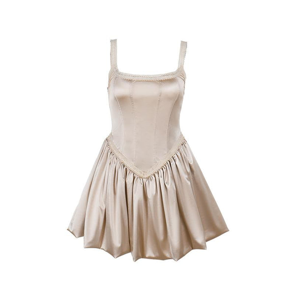 Mini-robe caraco froncée à col en U et ourlet en dentelle 
