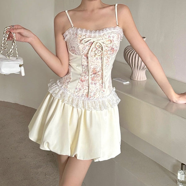 Mini-robe camisole patchwork à volants et ourlet en dentelle et imprimé floral 