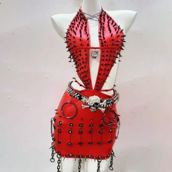 Mini-robe en cuir PU avec rivets et col en V profond et chaîne en métal 