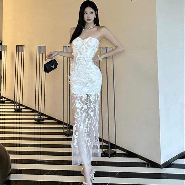 Robe longue tube à fleurs appliquées et col en cœur 