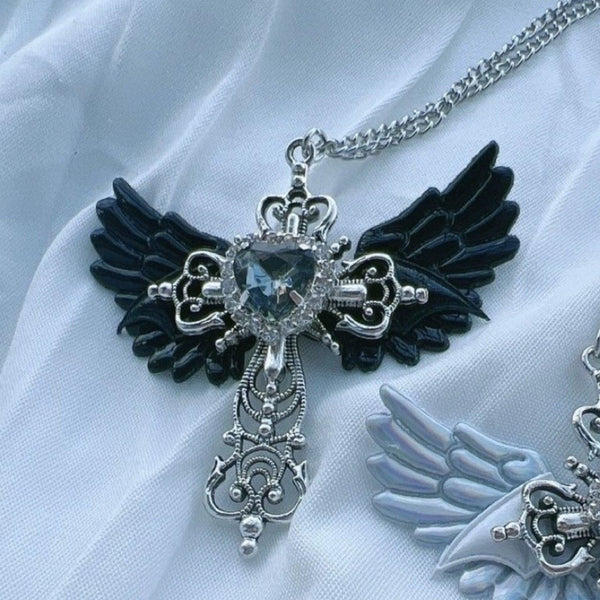 Collier chaîne en métal avec pendentif croix et strass