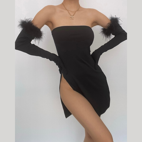 Robe mini tube fendue dos nu avec plumes et gants