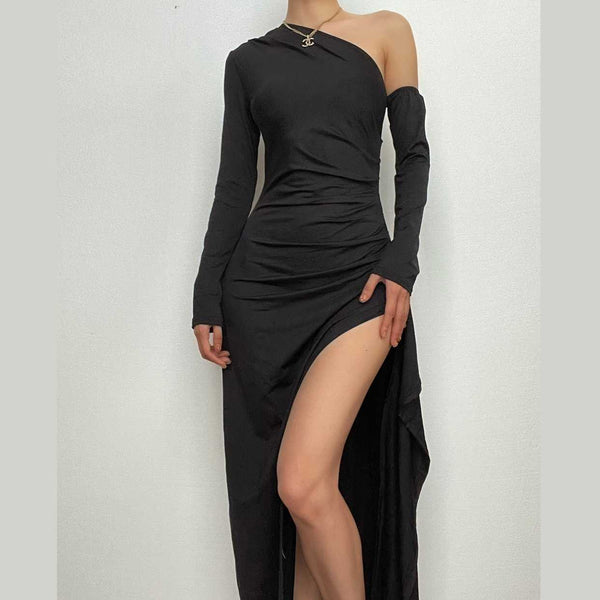 Robe longue fendue à manches longues et froncée irrégulière à épaules dénudées