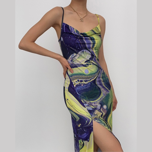 Robe camisole dos nu fendue à imprimé contrasté sans manches