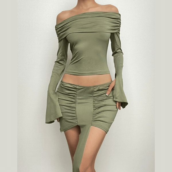 Mini-robe froncée à épaules dénudées et manches longues avec ruban uni