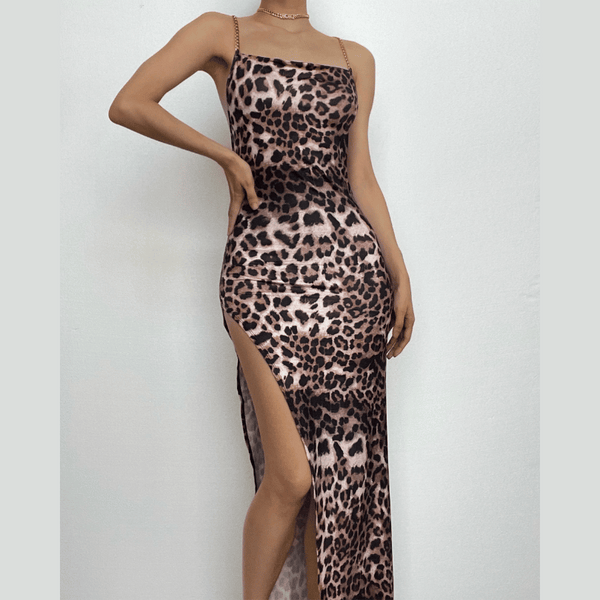Robe longue fendue à col bénitier et chaîne en métal dans le dos 