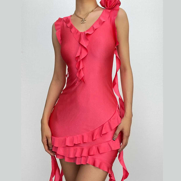 Mini-robe sans manches à col en V et volants avec ruban appliqué de fleurs