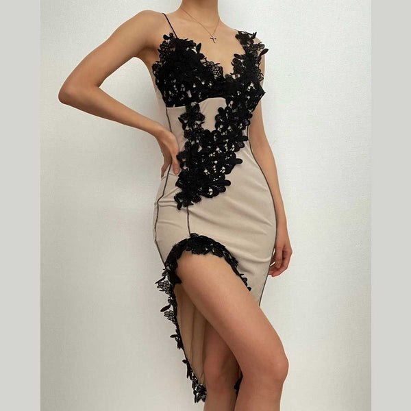 Mini-robe contrastée à col en V irrégulier et ourlet en dentelle
