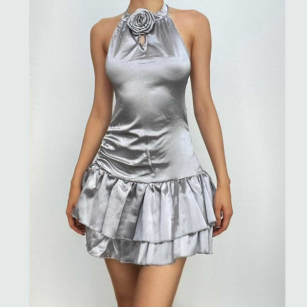 Mini-robe en satin à fermeture éclair et dos nu avec appliques florales froncées