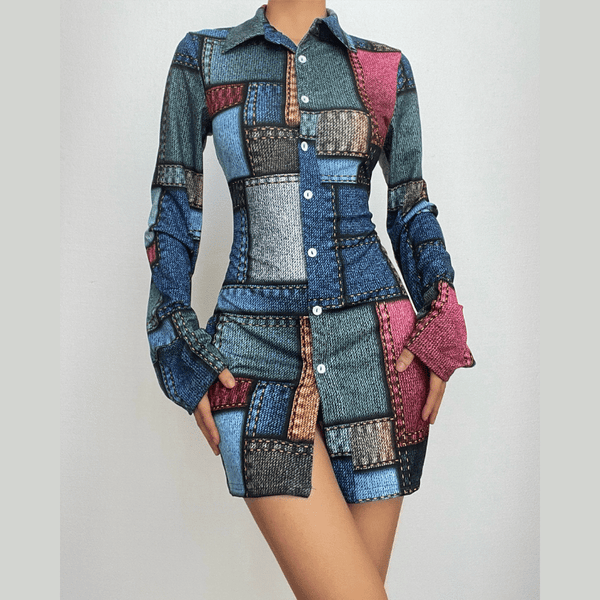 Mini-robe en jean à manches longues et col rabattu, avec boutons contrastés et imprimé