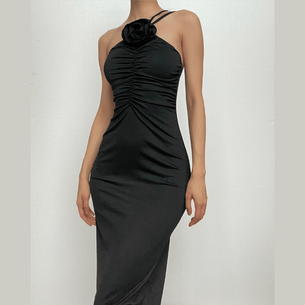 Robe longue froncée unie à une épaule avec appliques florales