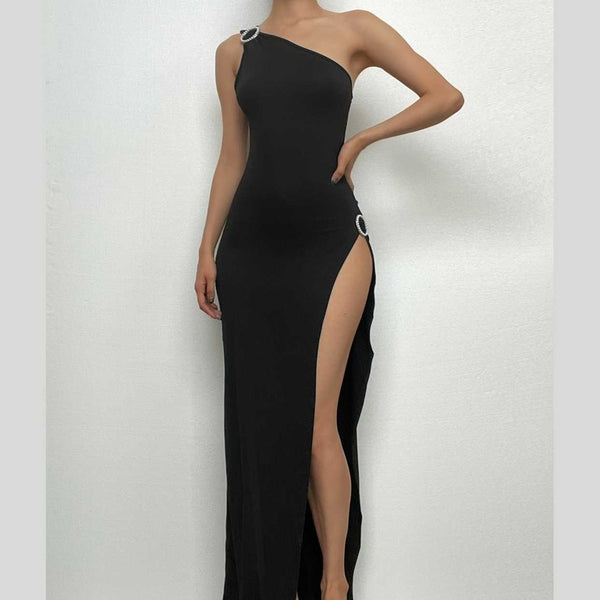 Robe longue unie irrégulière fendue à une épaule avec boucle