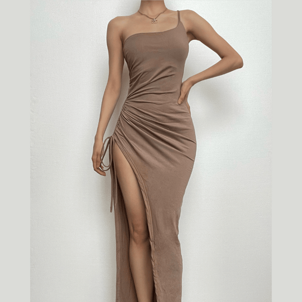 Robe longue froncée à une épaule, fendue et irrégulière, à nouer soi-même