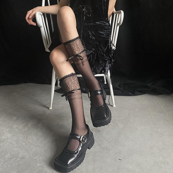 Chaussettes hautes à ourlet en dentelle et motif floral avec nœud papillon 